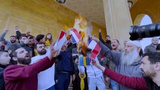 Libanezen verbranden Nederlandse vlag na verscheuren koran