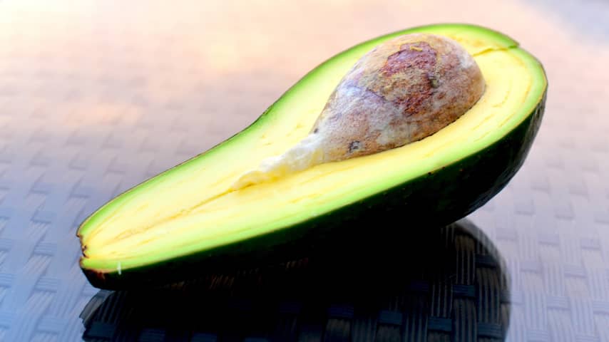Plastisch chirurgen raden af om avocado's met mes te ontpitten