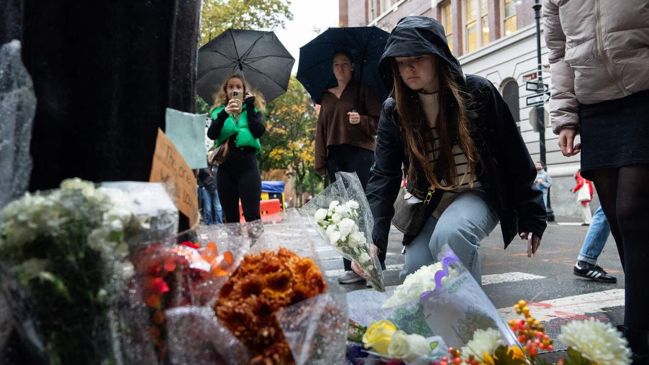 Tribute to Matthew Perry: Friends Fans Gather at New York Apartment