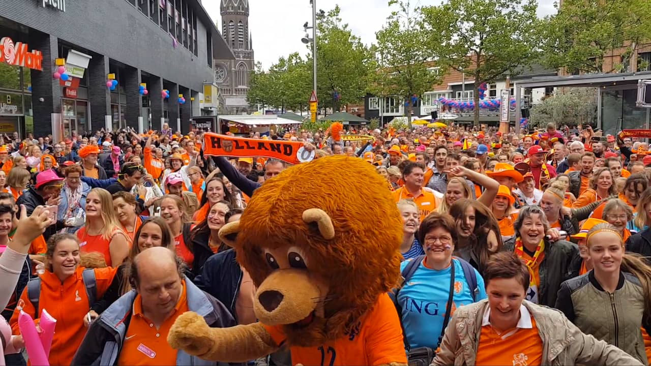 Beeld uit video: Video: Feestende Oranjefans in Tilburg voor wedstrijd België-Nederland