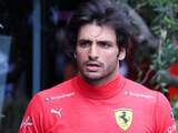 Sainz baalt van langzame marshals tijdens brand in Ferrari: 'Zat lang te wachten'