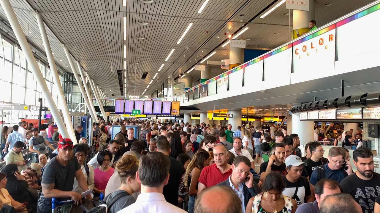 Beeld uit video: Reizigers in lange rijen op Schiphol door verstoring vliegverkeer