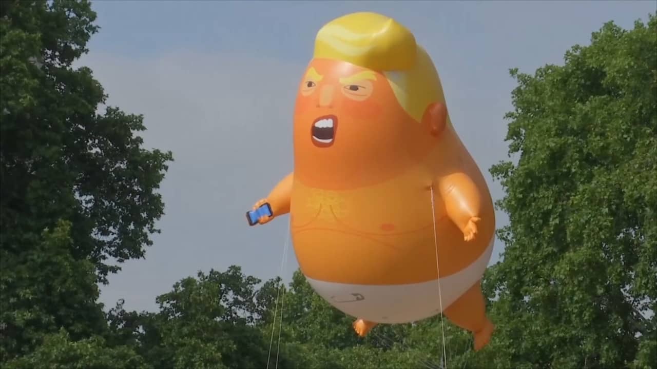Beeld uit video: Grote 'baby-Trump' zweeft boven straten Londen