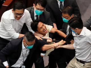 Hongkongse parlementariërs op de vuist
