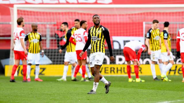 Riechedly Bazoer loopt richting de kleedkamer na zijn rode kaart tegen FC Utrecht.