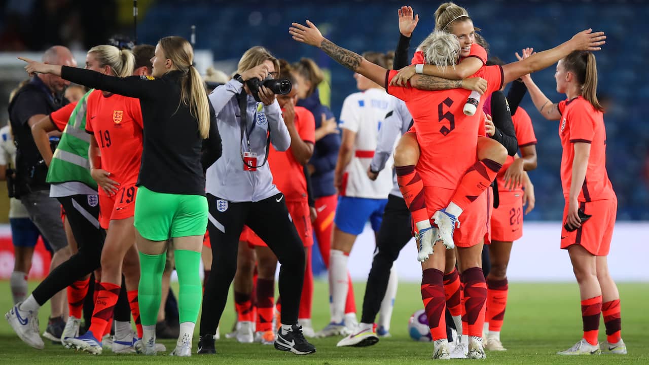 Dolle vreugde bij de Engelse vrouwen na de 5-1-overwinning.