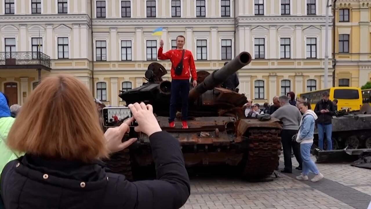 Oekraïner op Russisch tank