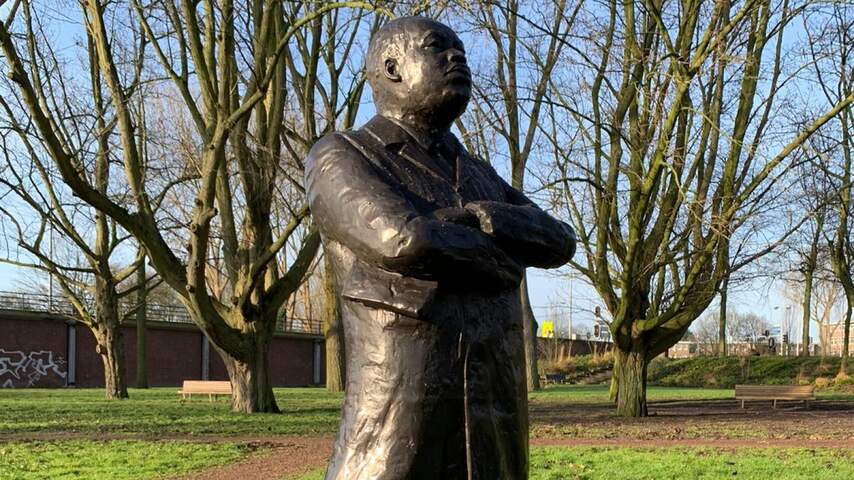 Illegaal beeld van Martin Luther King mag blijven staan in Amsterdam-Zuid