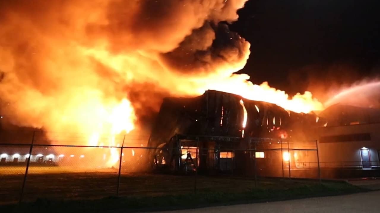 Beeld uit video: Grote brand verwoest snoepfabriek in Drachten