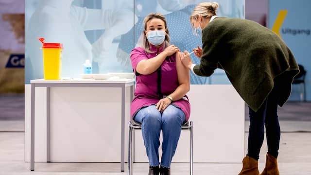 In januari is er dan eindelijk hoop. De 39-jarige Sanna Elkadiri, die in een verpleeghuis in Boxtel werkt, krijgt als eerste een vaccin toegediend.