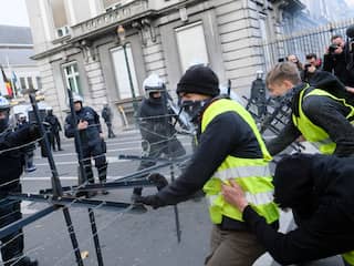 Ruim zestig demonstranten aangehouden bij rellen 'Gele Hesjes' in Brussel
