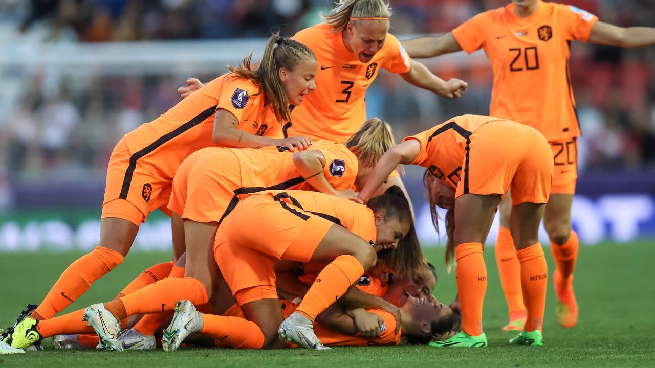 Blijdschap bij de Oranjevrouwen na de 3-2 de Daniëlle van de Donk.
