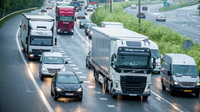 Forse verkeershinder richting Zeeland vanwege meerdere ongevallen. Forse verkeershinder richting Zeeland vanwege meerdere ongevallen.