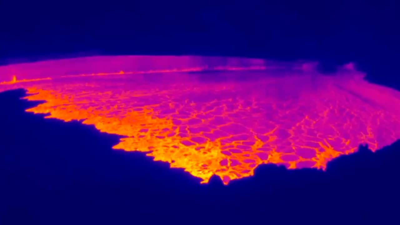 Beeld uit video: Infraroodcamera filmt moment waarop vulkaan op Hawaï uitbarst