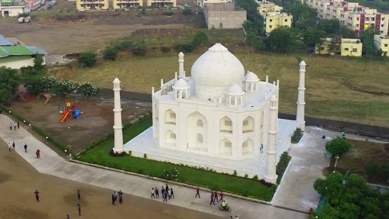 Beeld uit video: Indiase man bouwt Taj Mahal na voor zijn vrouw