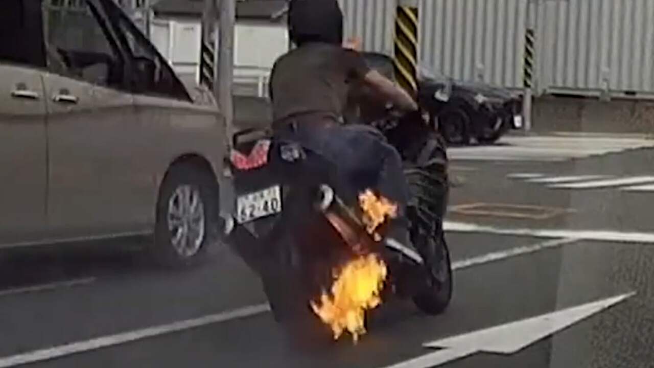 Beeld uit video: Vlammen slaan uit rijdende motor in Tokio