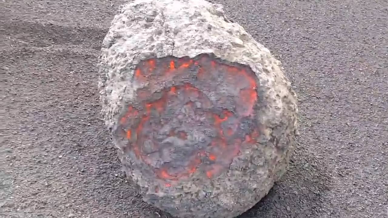 Beeld uit video: Bal van lava rolt van vulkaan op La Palma