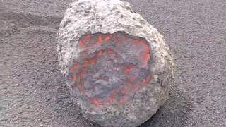 Bal van lava rolt van vulkaan op La Palma