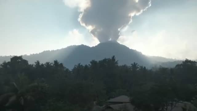 Drone filmt Indonesische dorpen bedekt met vulkanisch as