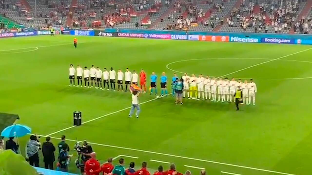 Beeld uit video: Demonstrant rent vlak voor EK-wedstrijd veld in München op met regenboogvlag