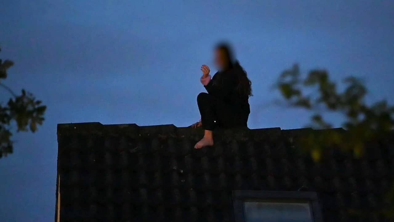 Beeld uit video: Vrouw vergeet huissleutels en wordt van dak gered in Haaren