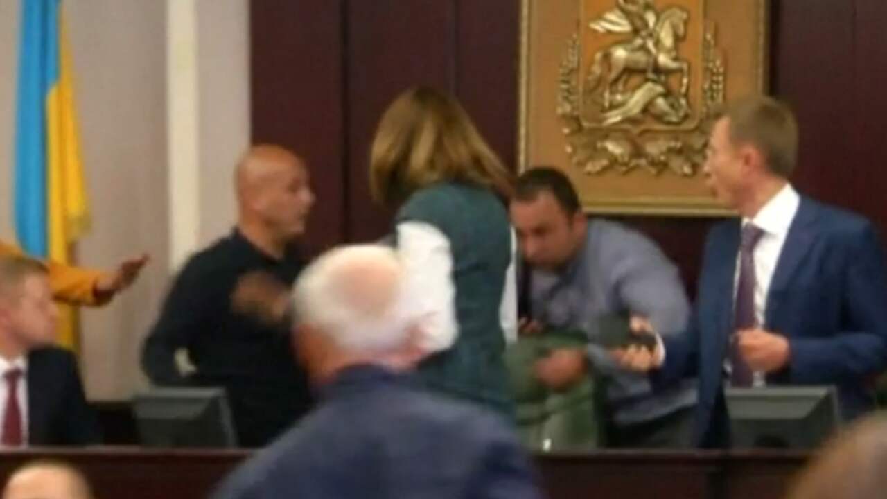 Beeld uit video: Raadslid Kiev slaat collega bewusteloos tijdens vergadering