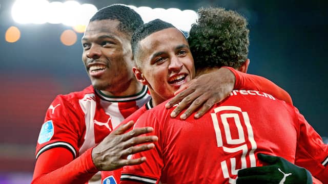 PSV'ers Denzel Dumfries en Mohamed Ihattaren feliciteren Donyell Malen.