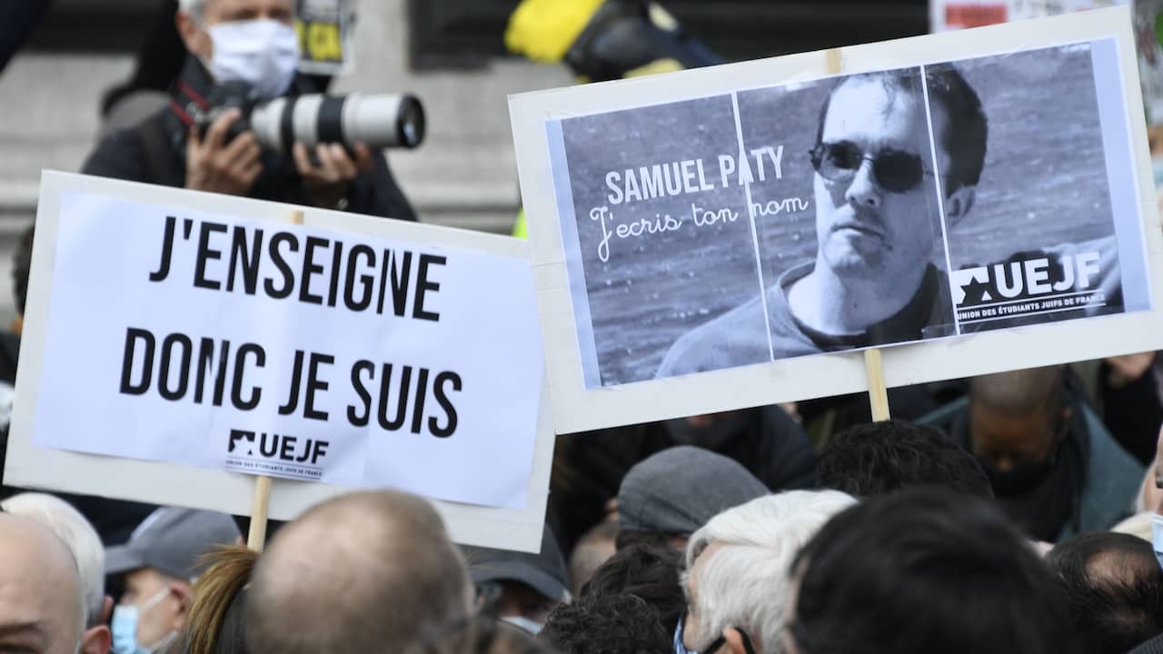Inizia il processo contro l’insegnante di lingua francese decapitato Samuel Paty  al di fuori