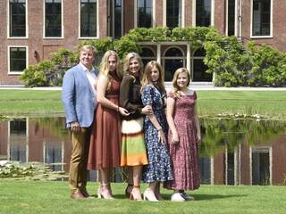 Koninklijke familie poseert voor jaarlijkse zomerfoto's