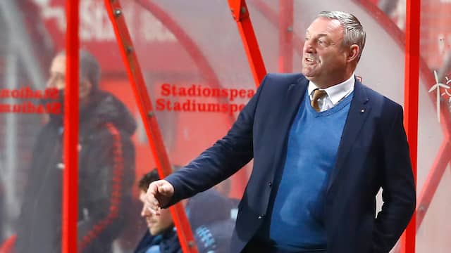 Ron Jans ziet zijn ploeg voor de derde keer op rij verliezen in de Grolsch Veste.