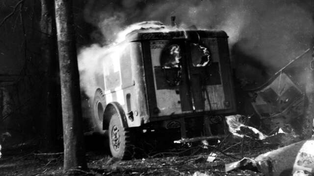 1944: Een brandende Amerikaanse ambulance na een Duits bombardement bij Nijmegen.
