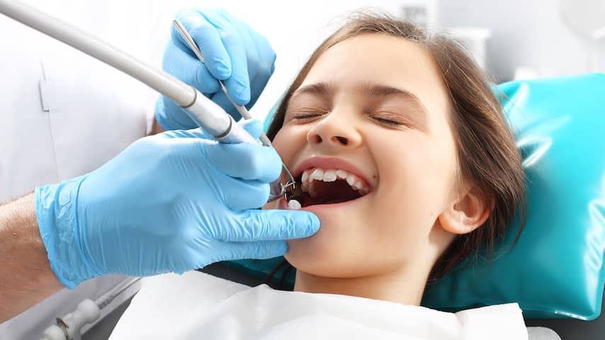 Kind nooit naar de tandarts geweest? Verzekeraars sturen ouders brief