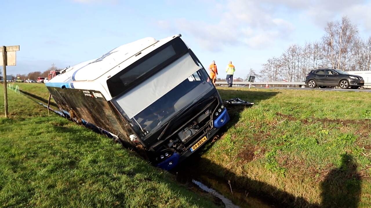 Beeld uit video: Lijnbus zit vast in sloot na ongeluk bij Drachten