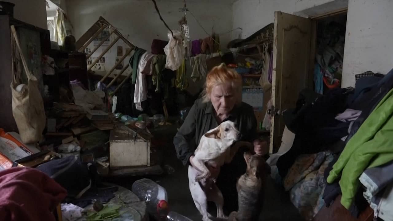 Beeld uit video: Oekraïners waden door kletsnat Kherson na damdoorbraak