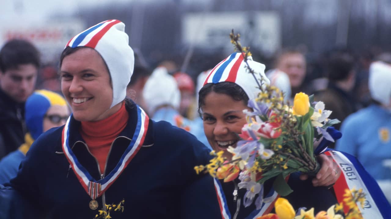 In 1967 wordt Kasier (rechts op de foto) in Deventer als eerste Nederlandse vrouw ooit wereldkampioen allround. Ans Schut (links op de foto) eindigt als vijfde.