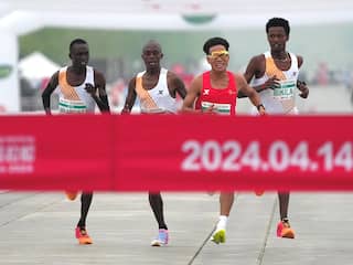 Bizarre en omstreden finish bij halve marathon Peking: trio laat Chinees winnen