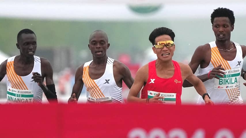 Bizarre en omstreden finish bij halve marathon Peking: trio laat Chinees winnen