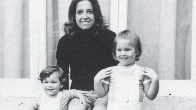 Máxima met haar jongere broer Martín en moeder Maria. Máxima heeft een enorm hechte band met haar en afgelopen jaar bracht Maria langere tijd door in Huis ten Bosch.