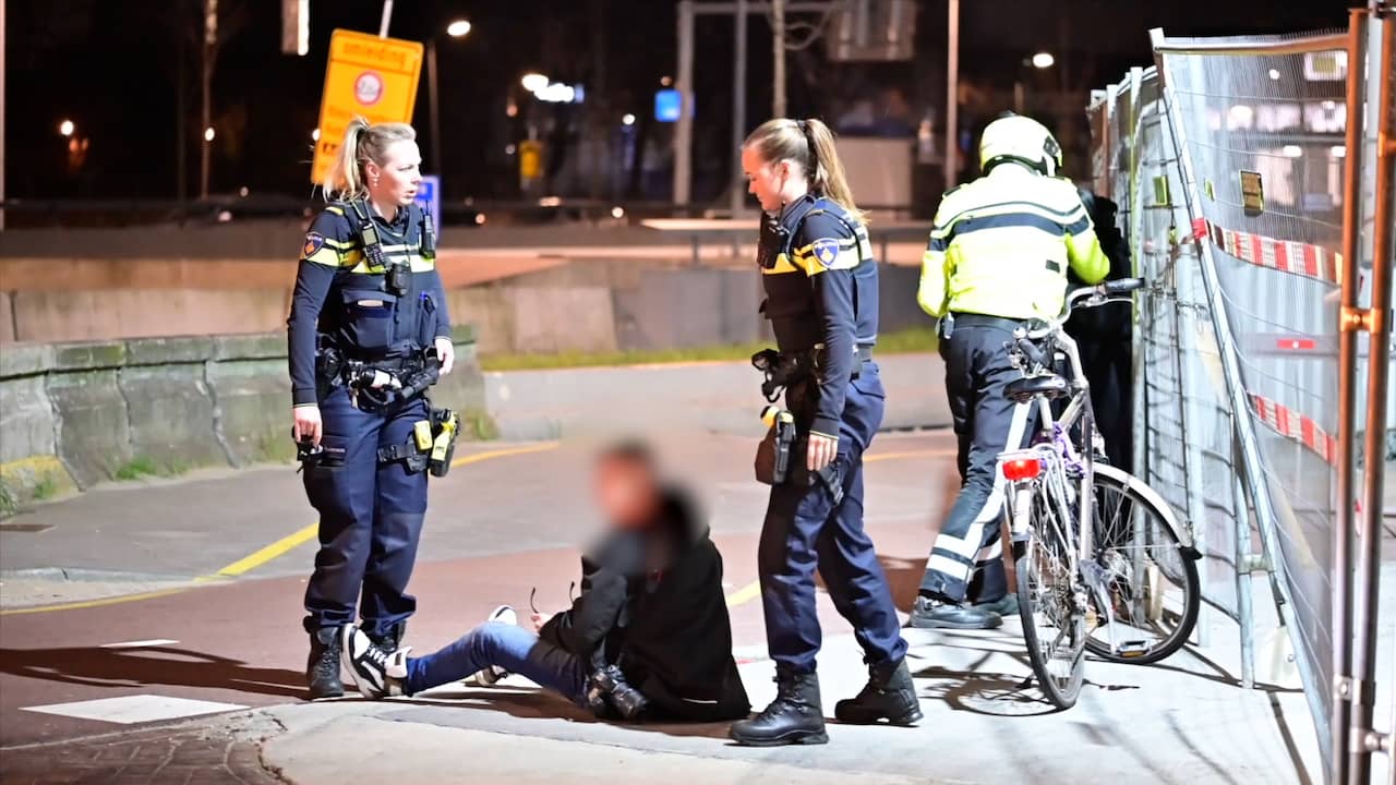 Persfotograaf Filmt Eigen Mishandeling Tijdens Werk In Den Haag | NU.nl