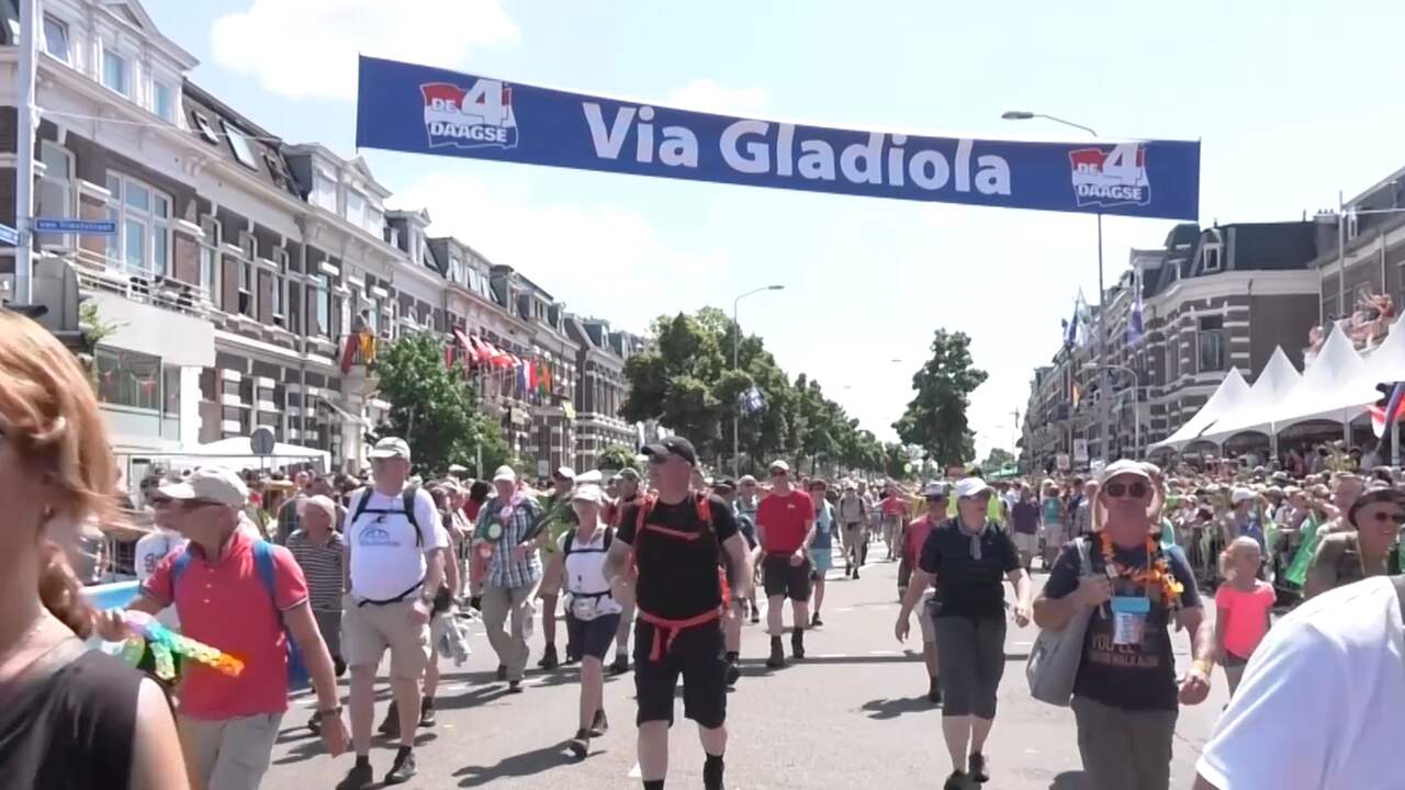 Beeld uit video: Zo haal je als deelnemer Vierdaagse lachend de finish