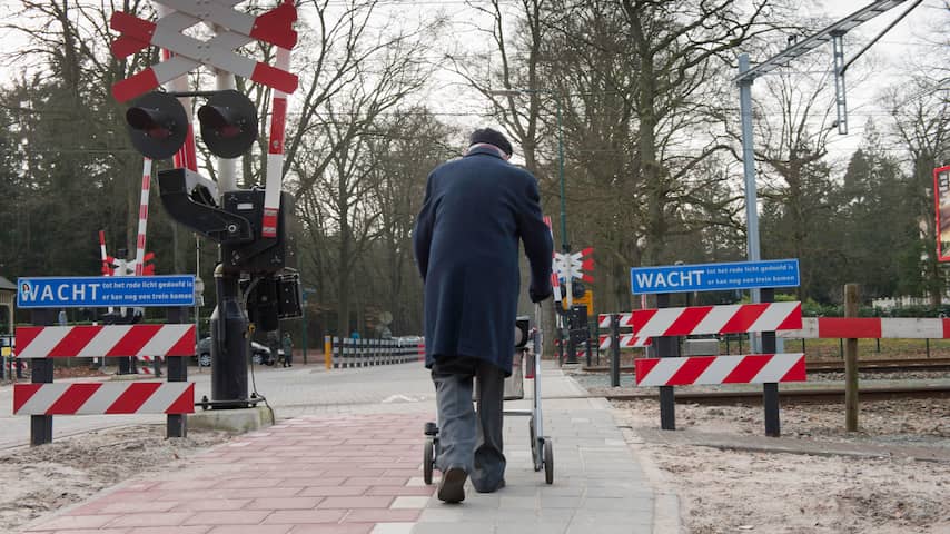 ProRail test 'oversteekhulp' voor ouderen bij overwegen