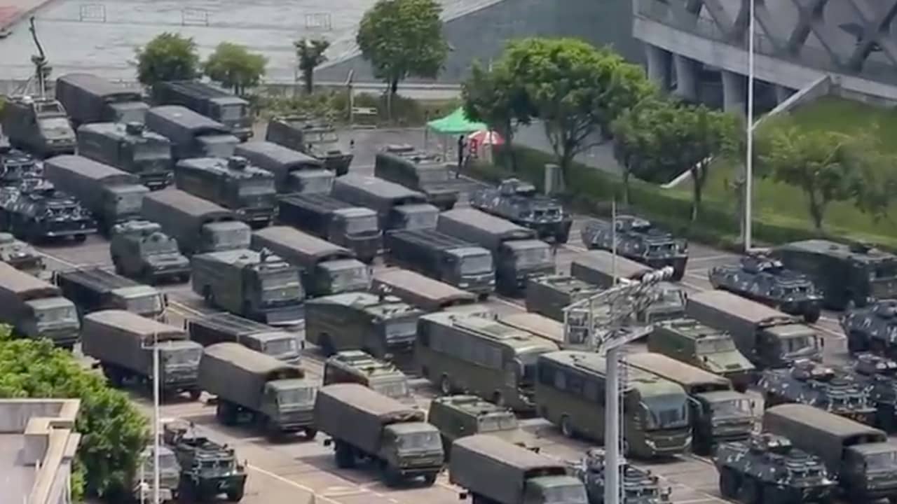 Beeld uit video: Duizenden Chinese militairen bij grens met Hongkong