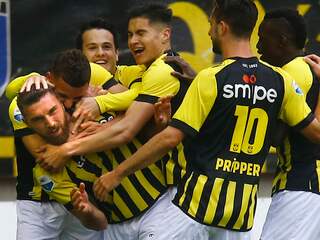Vitesse plaatst zich voor Europa League na spektakelstuk