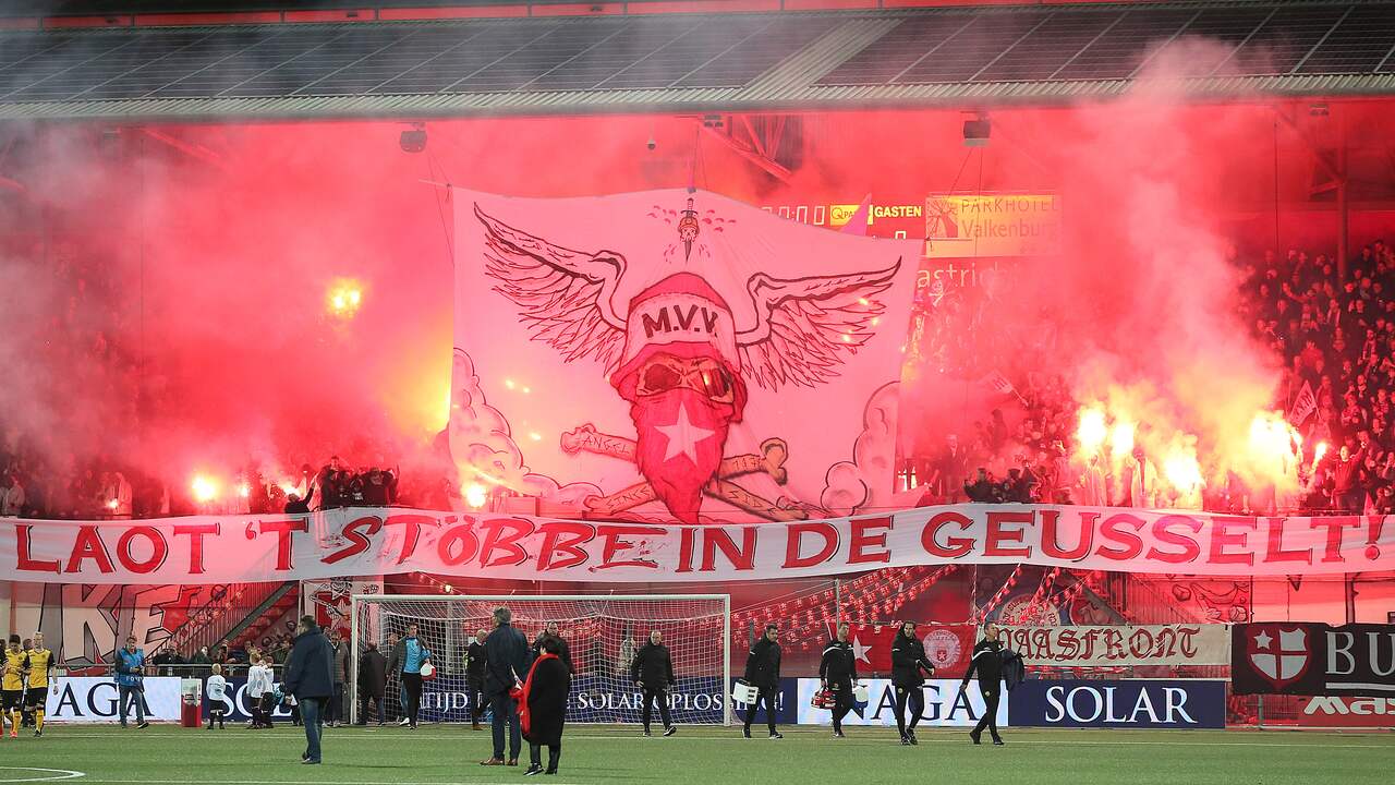 Supporters van MVV steken vuurwerk af in De Geusselt.