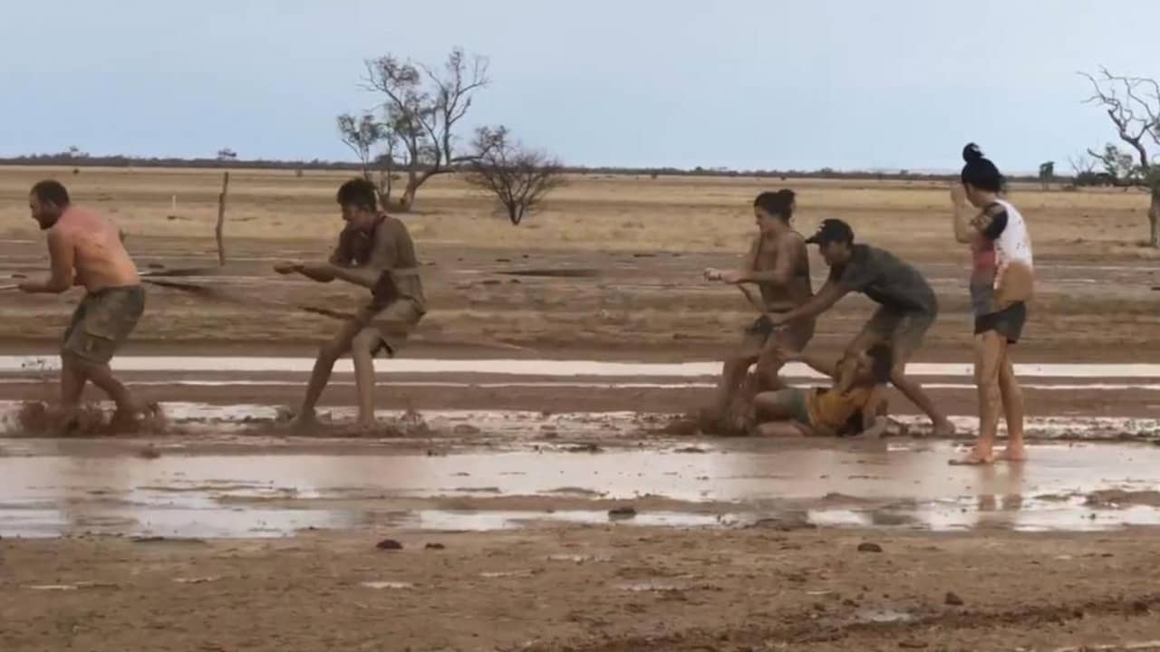Blije Australiërs verwelkomen eerste regen na zware bosbranden