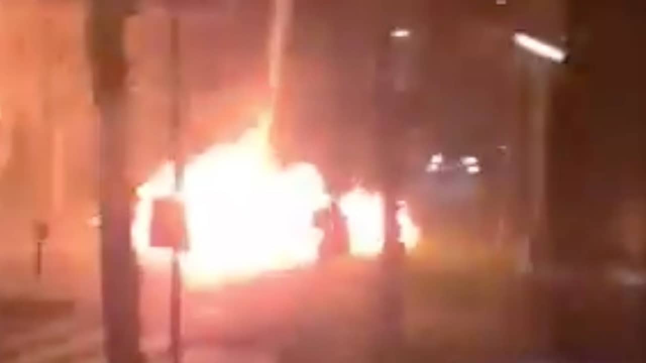 Beeld uit video: Auto en scooter rijden pal langs ontploffend vuurwerk Den Bosch