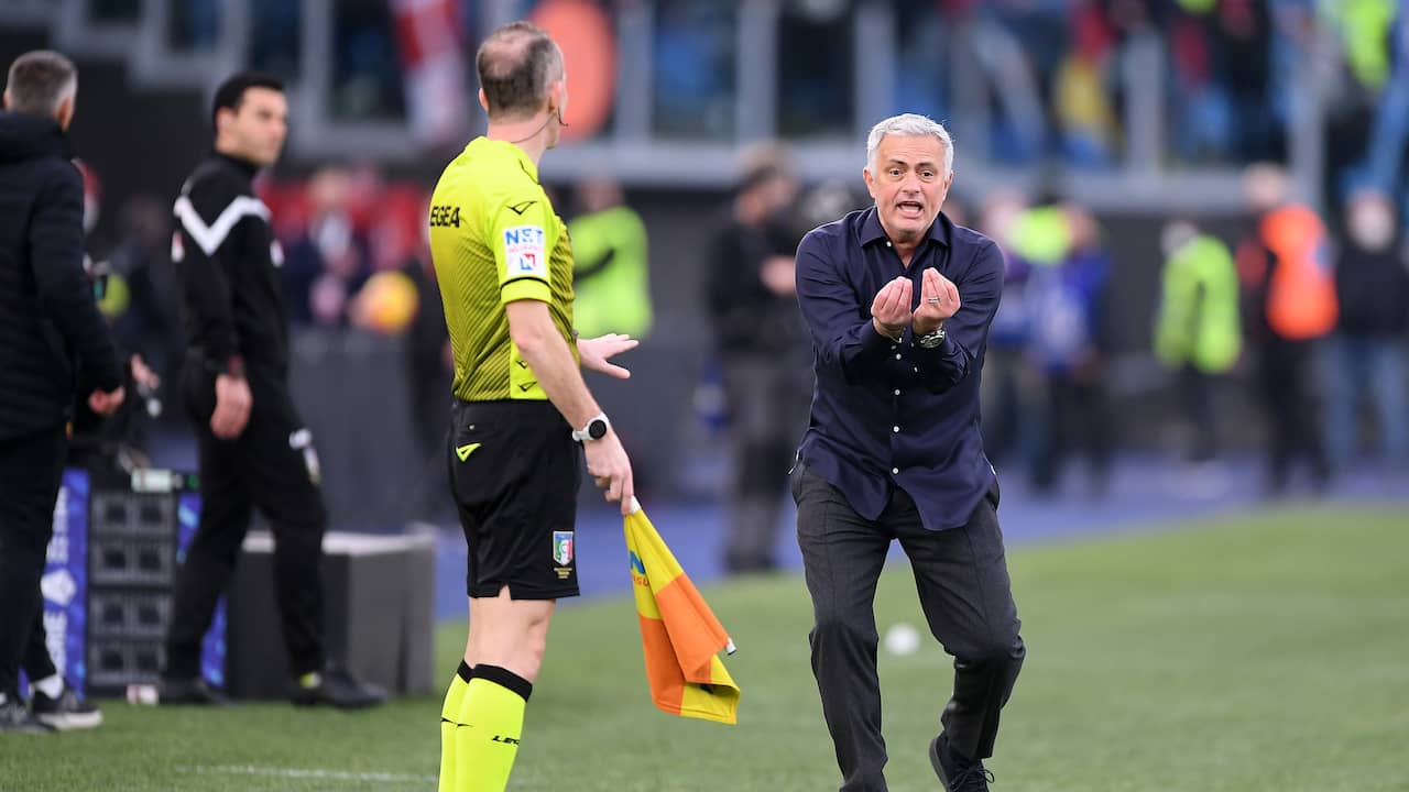 Jose Mourinho è entrato di nuovo in una disputa con l'arbitro.
