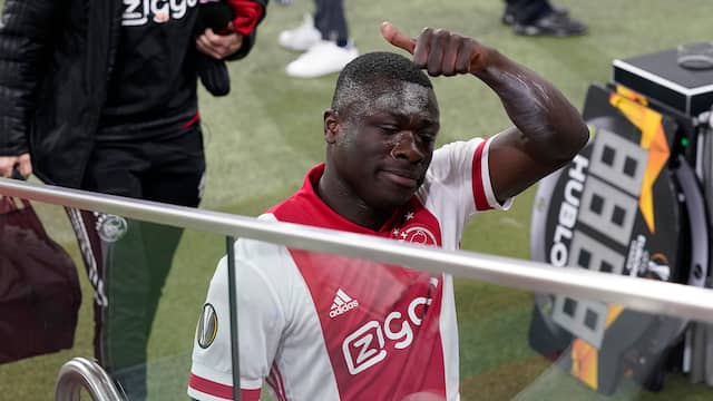 Brian Brobbey verlaat tevreden het veld.