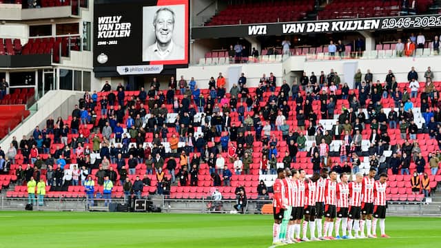 Spelers en fans van PSV nemen een minuut stilte in acht voor Willy van der Kuijlen.