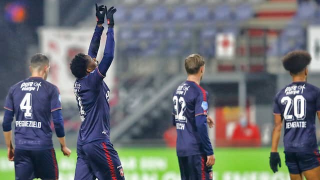 Queensy Menig was opnieuw trefzeker voor FC Twente.